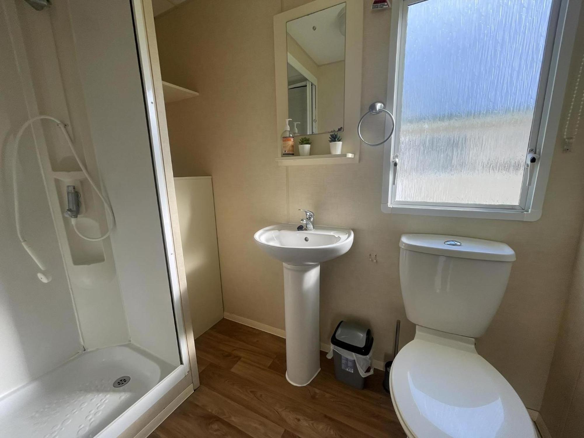 Lovely 8 Berth Caravan At St Osyth Beach Holiday Park Ref 28101G Clacton-on-Sea Exterior foto